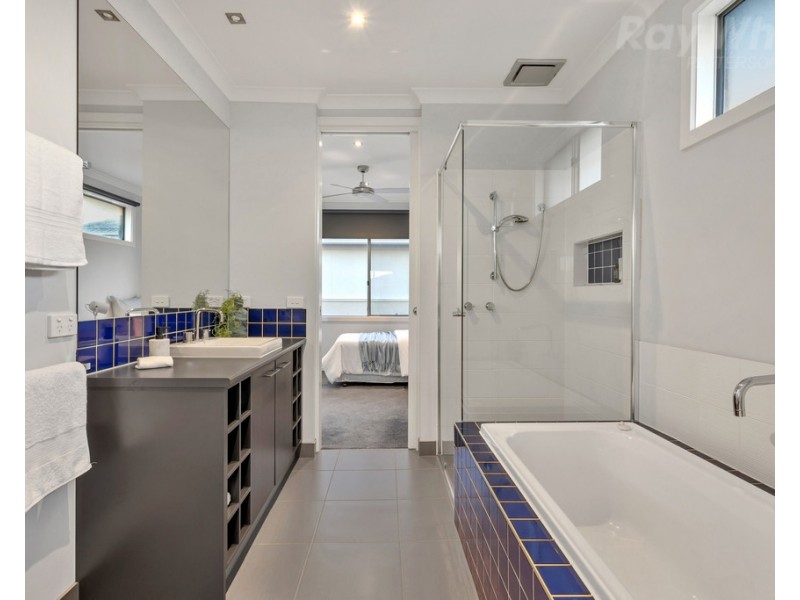 5 Portland Place, Waterways VIC 3195