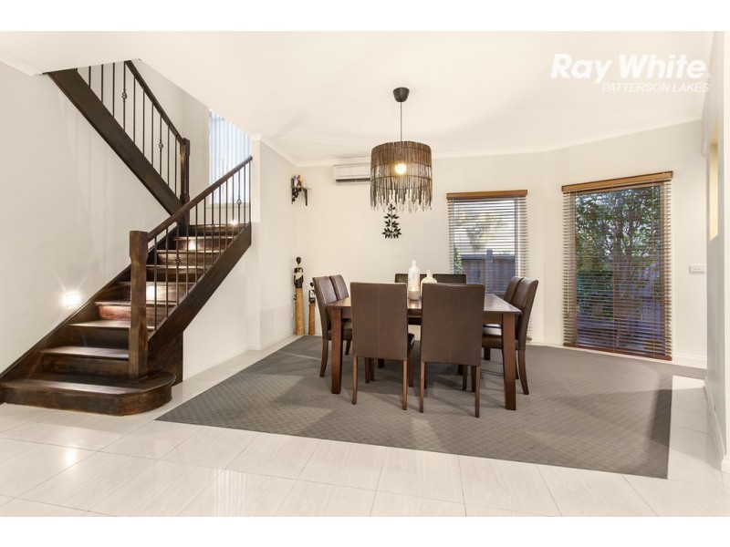 16 Lake King Circle, Waterways VIC 3195