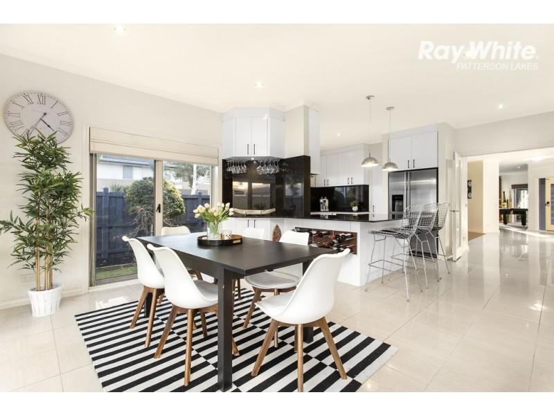 16 Lake King Circle, Waterways VIC 3195