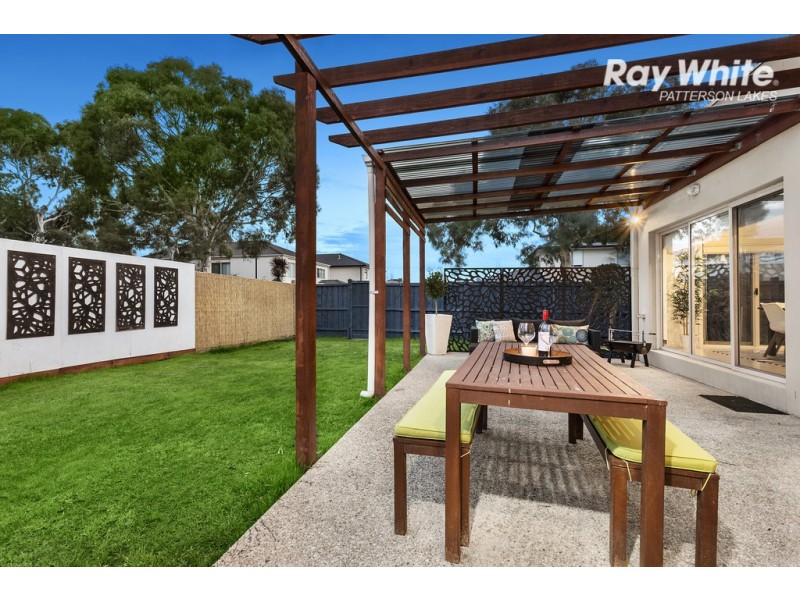 16 Lake King Circle, Waterways VIC 3195