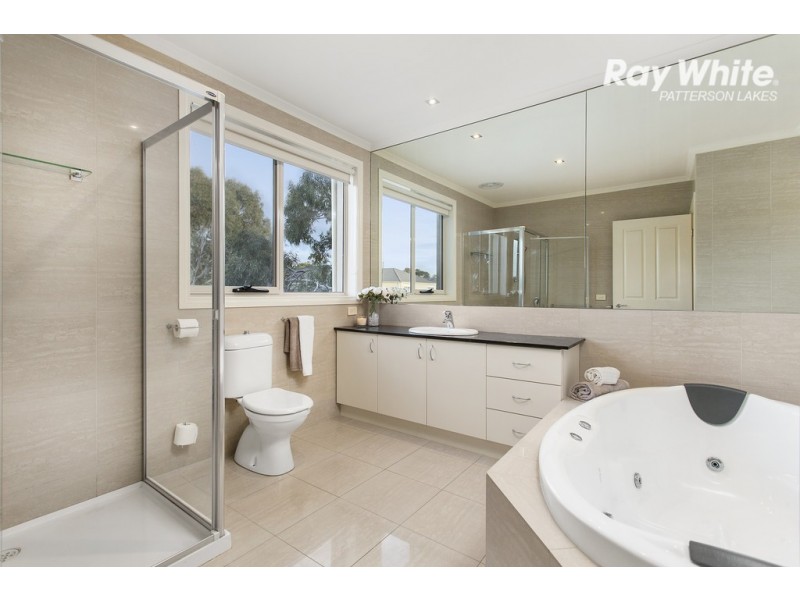 16 Lake King Circle, Waterways VIC 3195