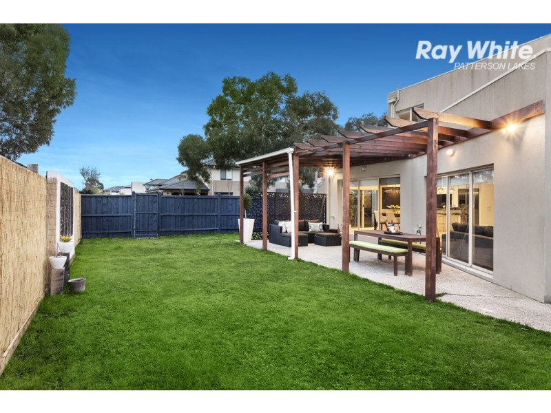 16 Lake King Circle, Waterways VIC 3195