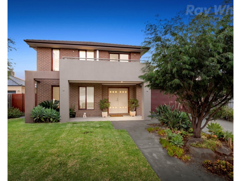 13 Deepwater Drive, Waterways VIC 3195