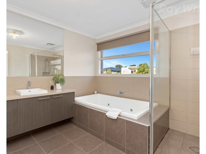 13 Deepwater Drive, Waterways VIC 3195