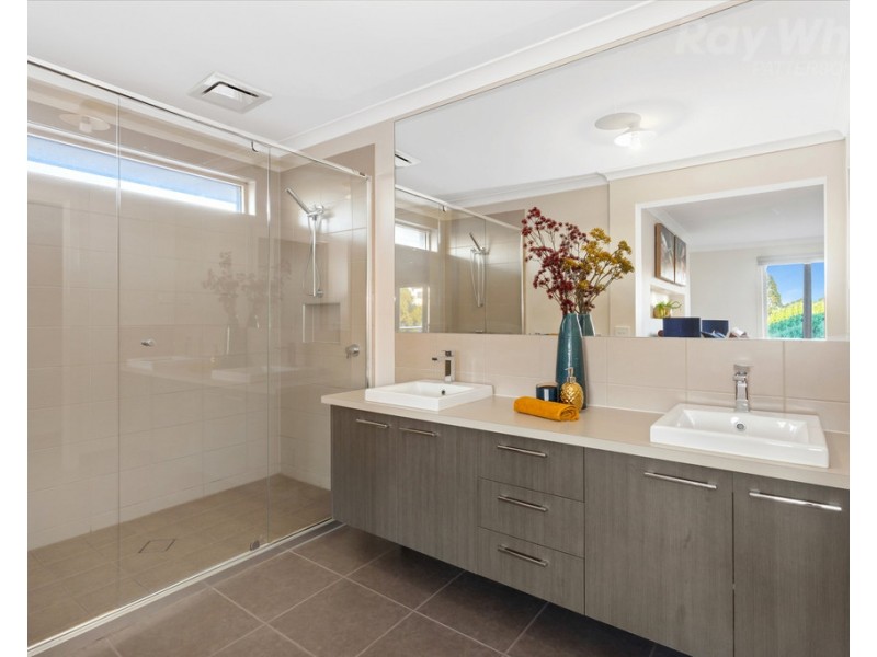 13 Deepwater Drive, Waterways VIC 3195