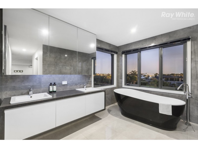 2 Salmon Bay, Patterson Lakes VIC 3197