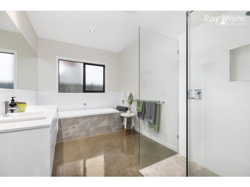 24 Cunningham Crescent, Sandhurst VIC 3977