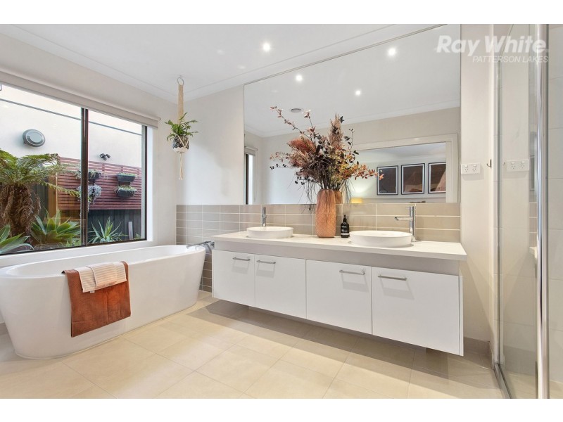 5 Waterlily Court, Waterways VIC 3195