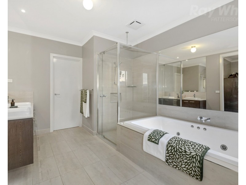 2 Portland Place, Waterways VIC 3195