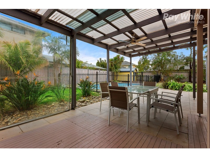 16 Bluegrass Close, Waterways VIC 3195