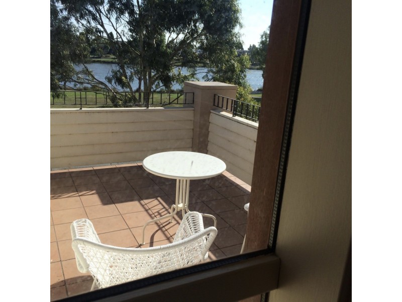 10 Waterside Drive, Waterways VIC 3195