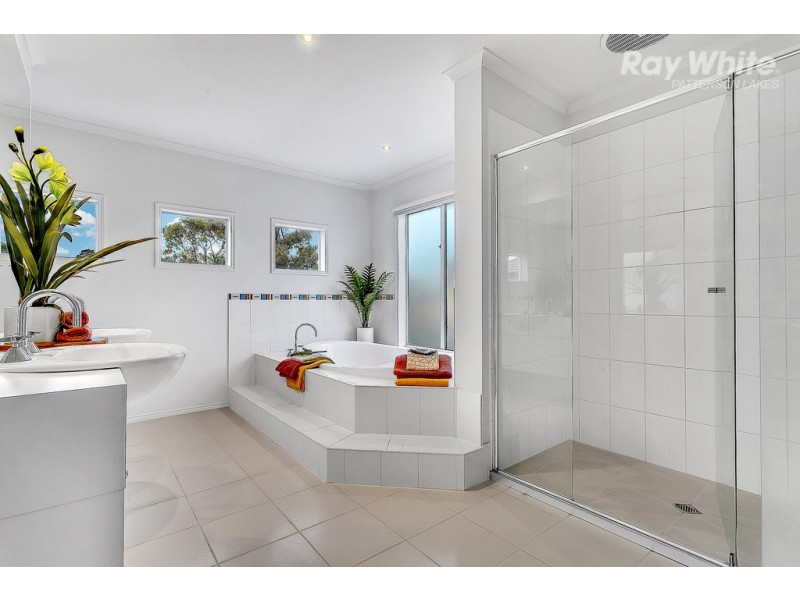 16 Merri Drive, Waterways VIC 3195