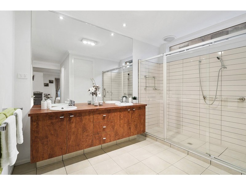 64 Island Point Avenue, Waterways VIC 3195