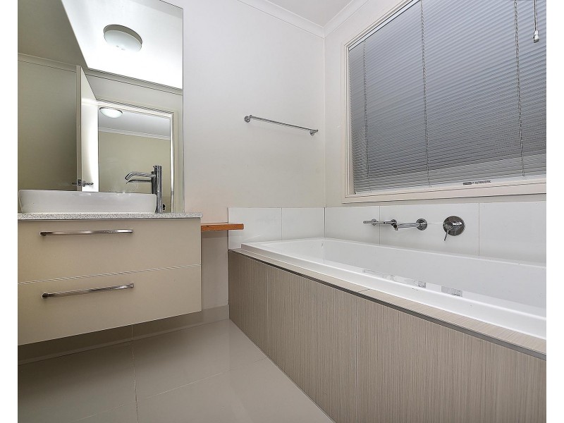 9 Dresden Drive, Waterways VIC 3195