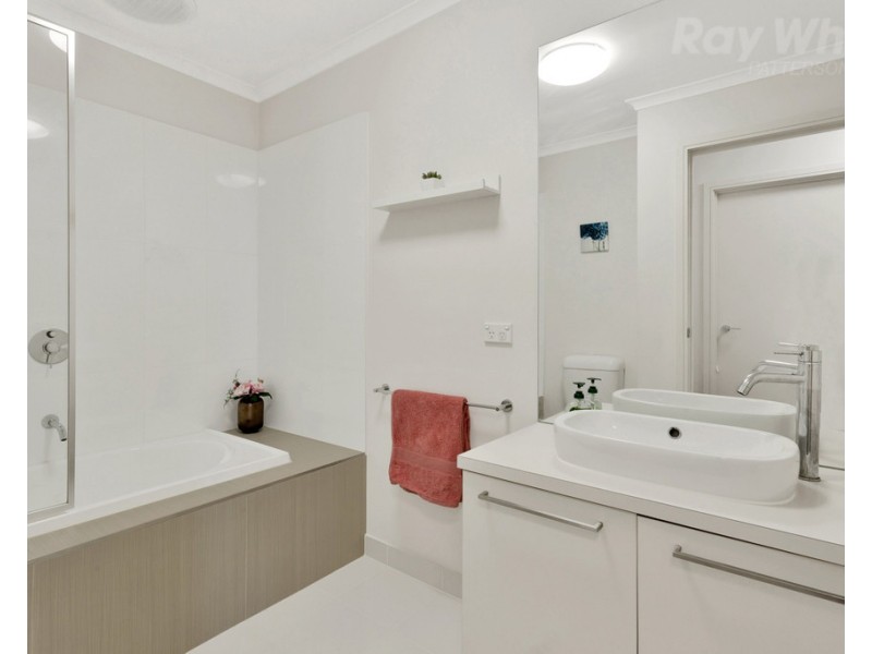 42 Dresden Drive, Waterways VIC 3195