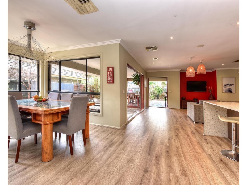 27 Coorong Circle, Waterways VIC 3195