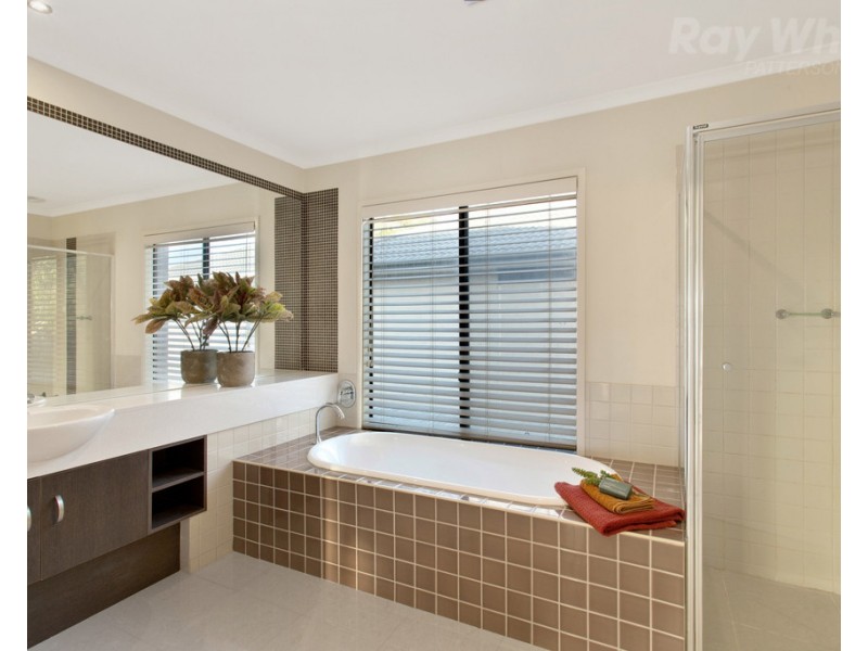 22 Island Point Drive, Waterways VIC 3195