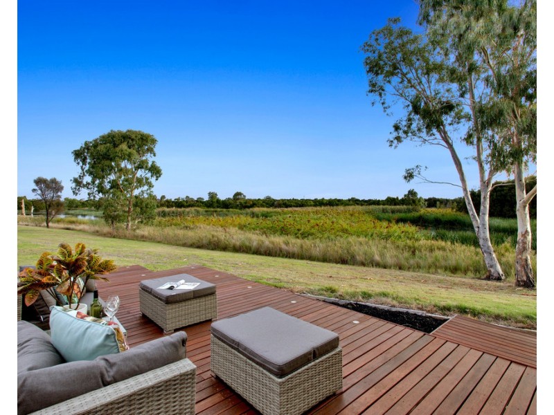22 Island Point Drive, Waterways VIC 3195