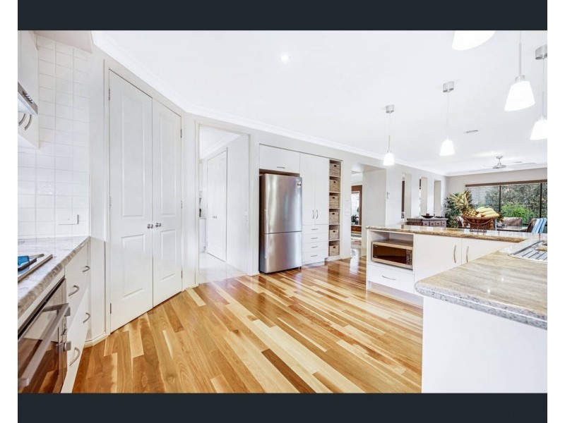 2 Deepwater Drive, Waterways VIC 3195