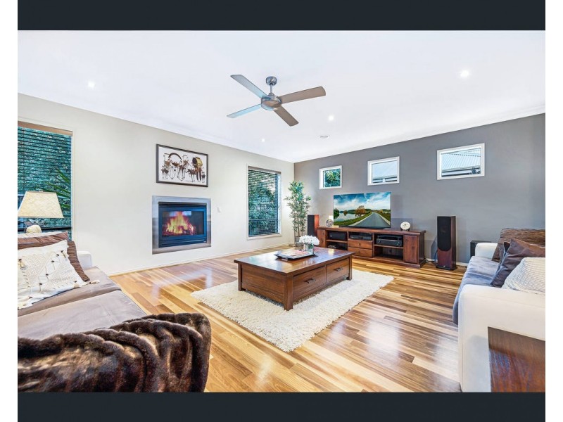 2 Deepwater Drive, Waterways VIC 3195