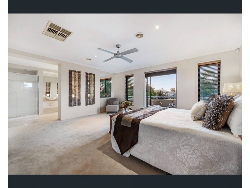 2 Deepwater Drive, Waterways VIC 3195