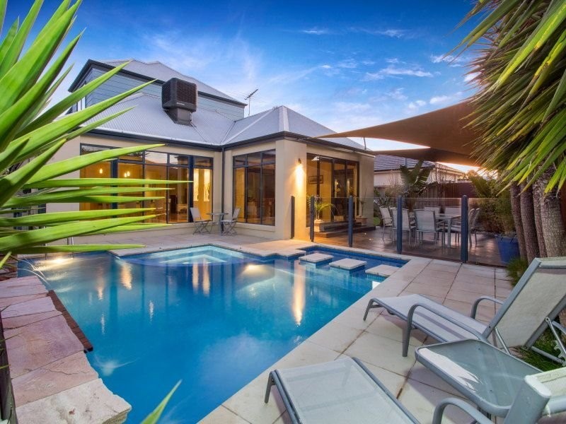 21 Island Point Avenue, Waterways VIC 3195