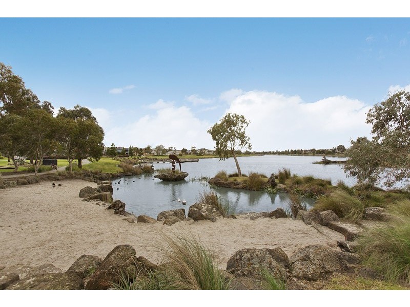 9 Portland Place, Waterways VIC 3195