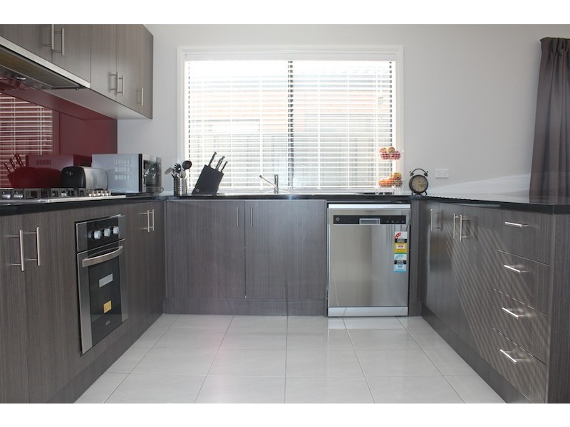 33 Fleuve Rise, Clyde North VIC 3978