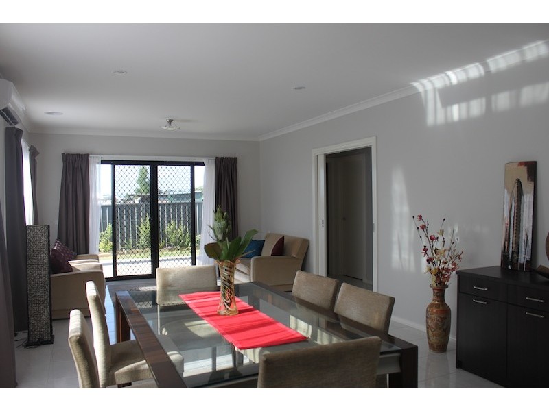 33 Fleuve Rise, Clyde North VIC 3978