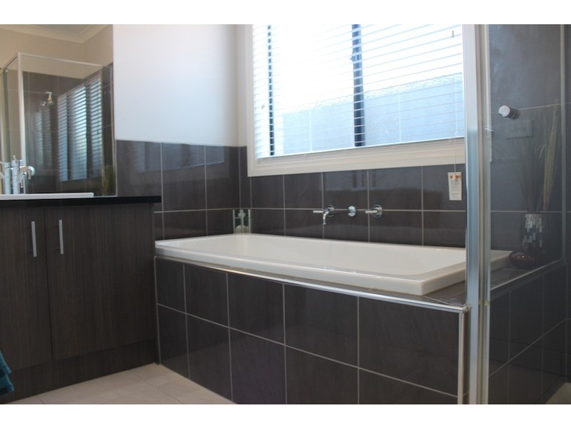 33 Fleuve Rise, Clyde North VIC 3978