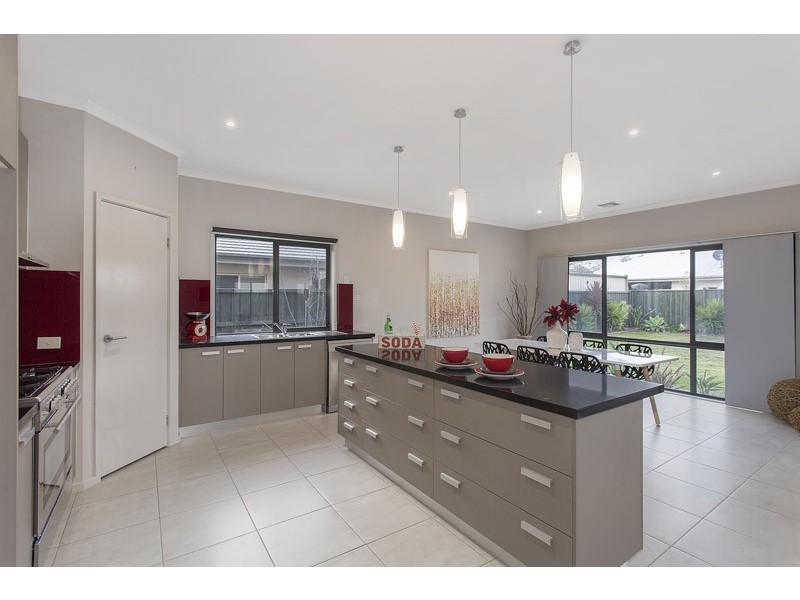 41 Waterside Drive, Waterways VIC 3195