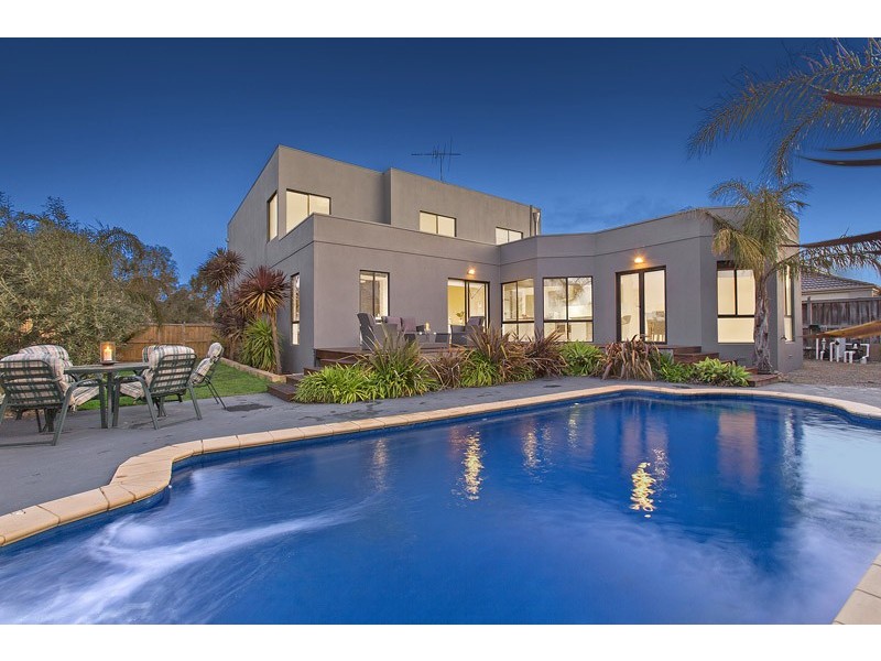 27 Lake King Circle, Waterways VIC 3195