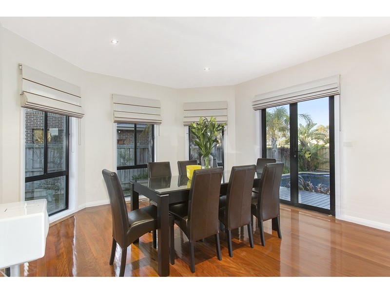 27 Lake King Circle, Waterways VIC 3195