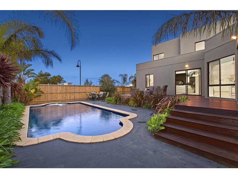 27 Lake King Circle, Waterways VIC 3195