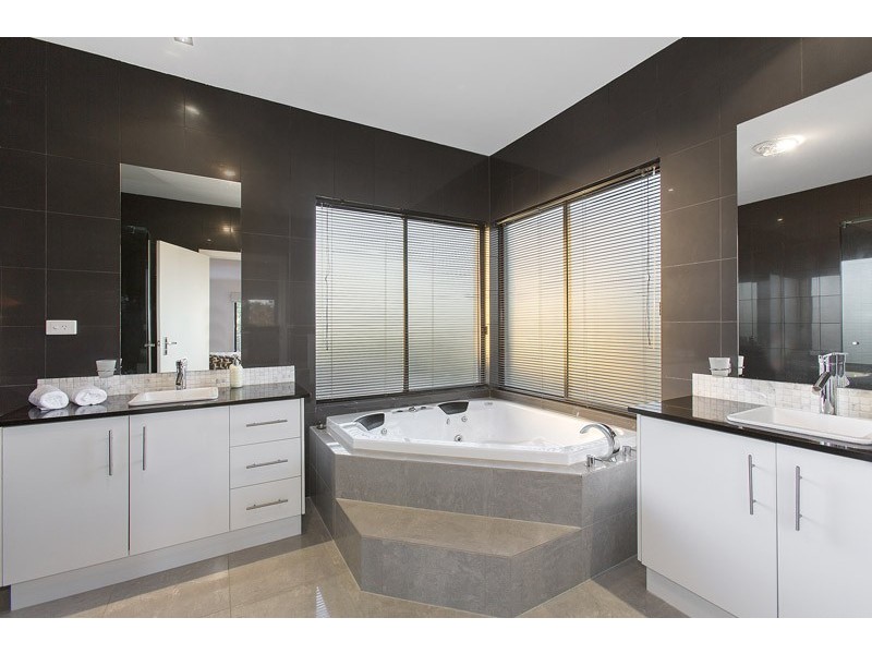 27 Lake King Circle, Waterways VIC 3195