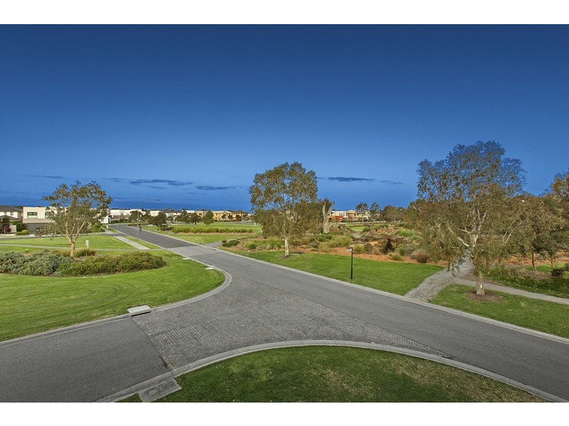 27 Lake King Circle, Waterways VIC 3195