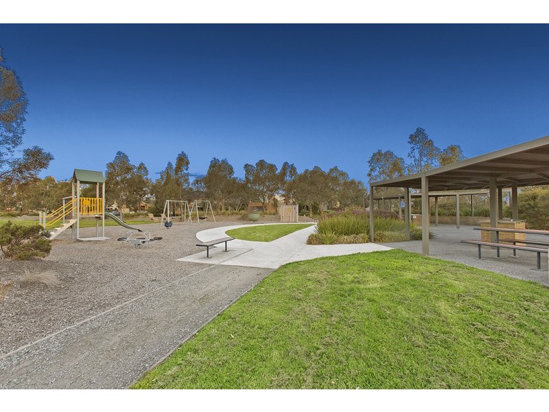 27 Lake King Circle, Waterways VIC 3195