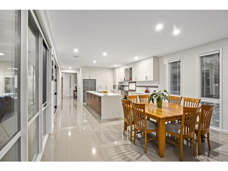 7 Waterside Drive, Waterways VIC 3195