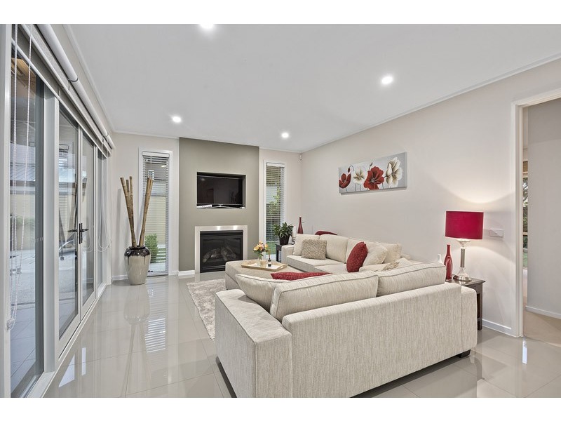 7 Waterside Drive, Waterways VIC 3195