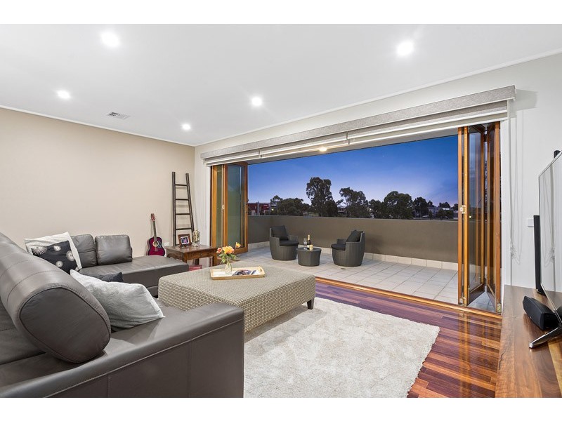 7 Waterside Drive, Waterways VIC 3195