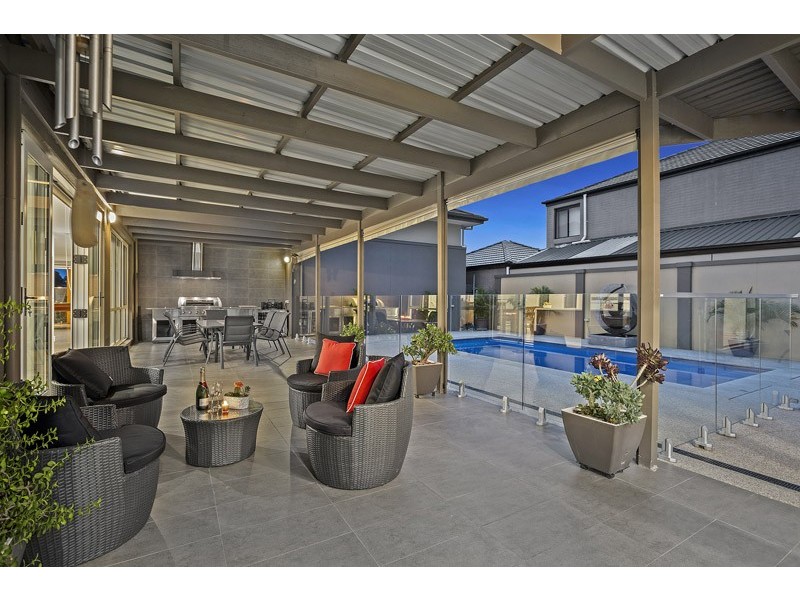 7 Waterside Drive, Waterways VIC 3195