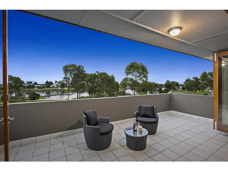 7 Waterside Drive, Waterways VIC 3195