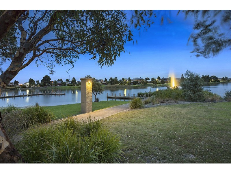 7 Waterside Drive, Waterways VIC 3195