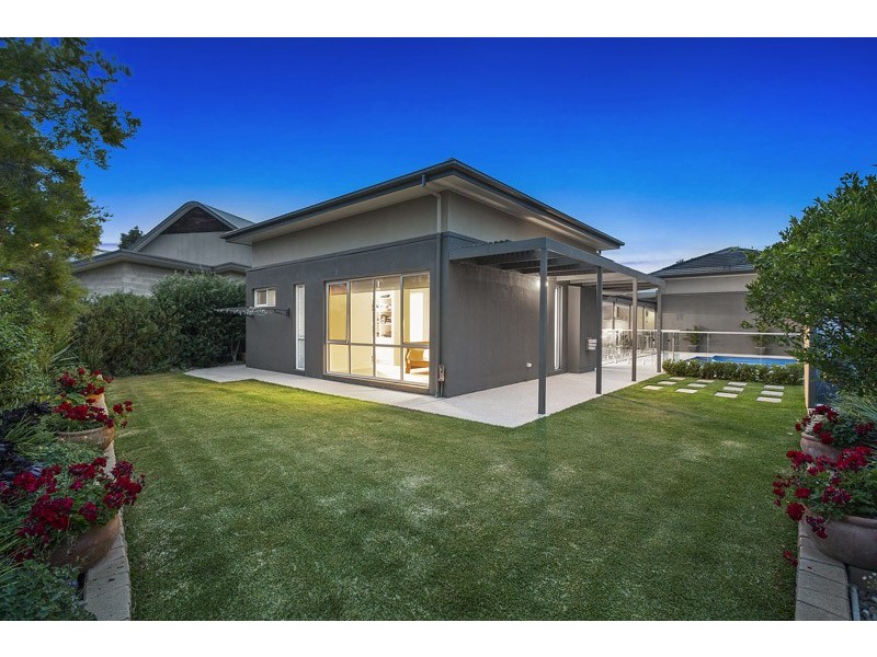 7 Waterside Drive, Waterways VIC 3195