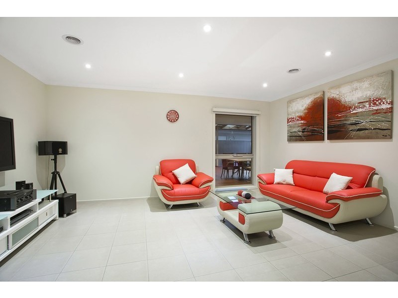 13 Mitta Avenue, Waterways VIC 3195