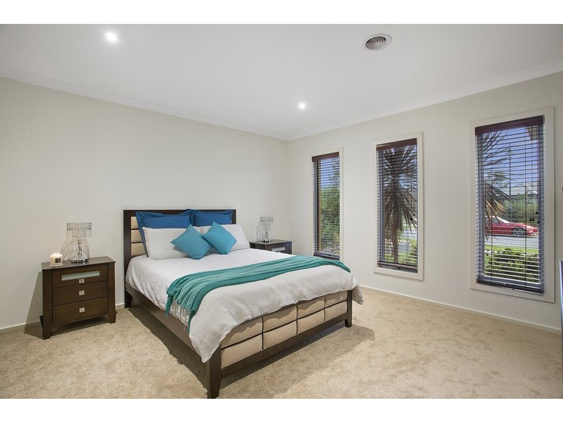 13 Mitta Avenue, Waterways VIC 3195