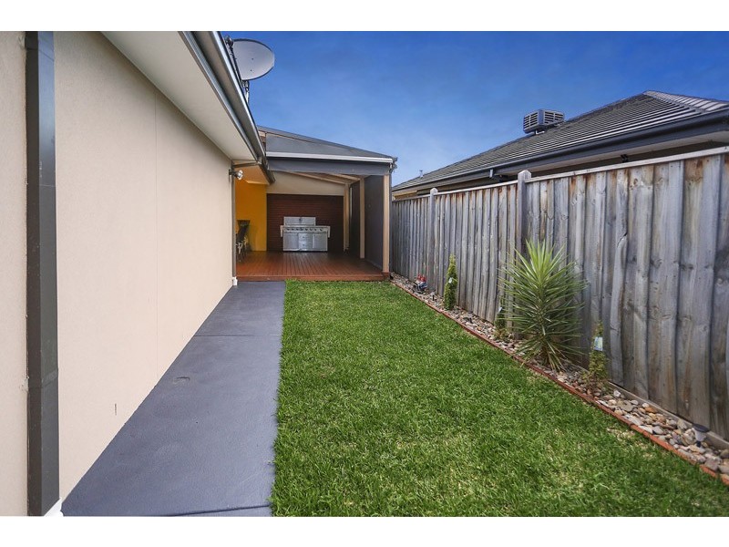 13 Mitta Avenue, Waterways VIC 3195