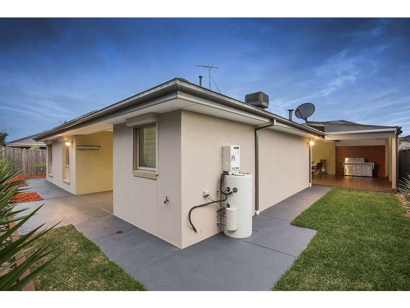 13 Mitta Avenue, Waterways VIC 3195