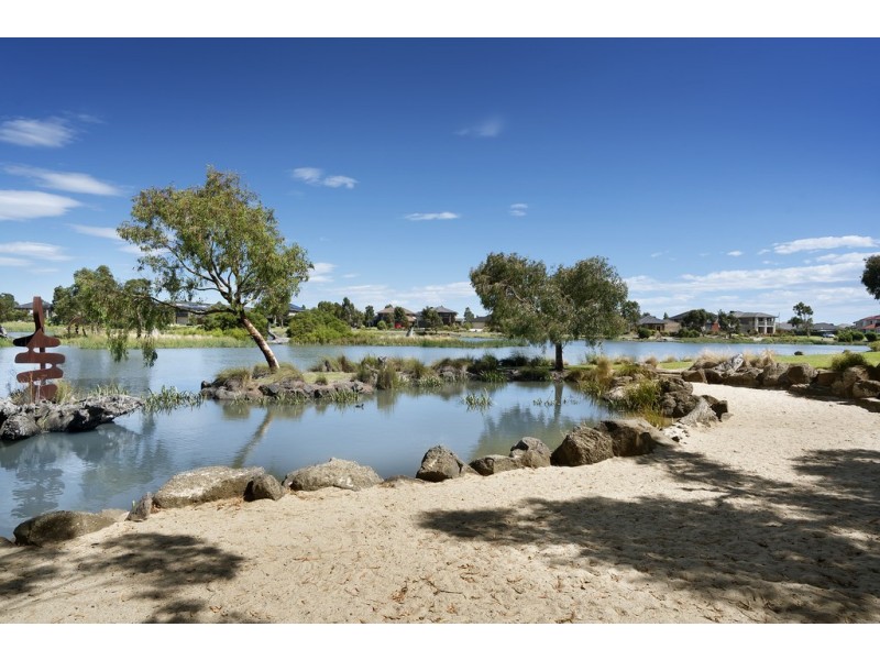 4 Coorong Circle, Waterways VIC 3195