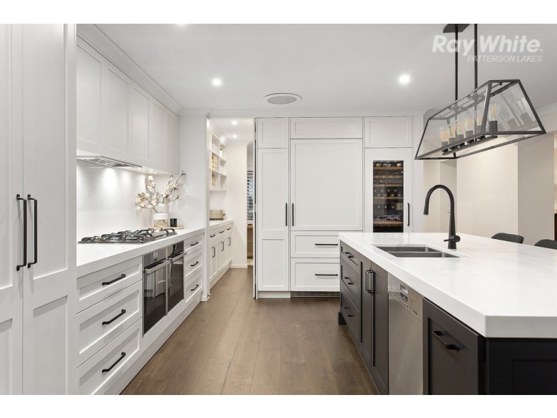 9 Waterlily Court, Waterways VIC 3195